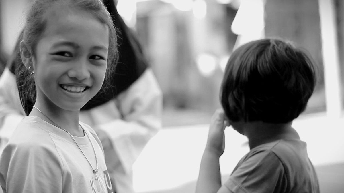 Gadis Mungil Itu Kini Tumbuh Selaksa Mawar Putih