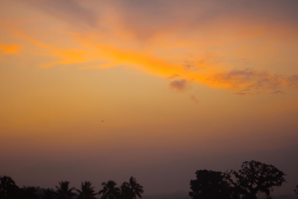 Langit keemasan di atas desaku.