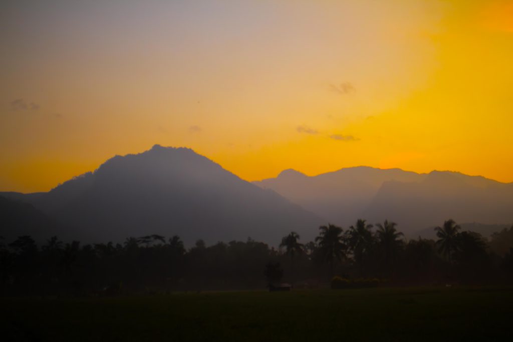 Gunung Plana disinari cahaya kuning matahari pagi.